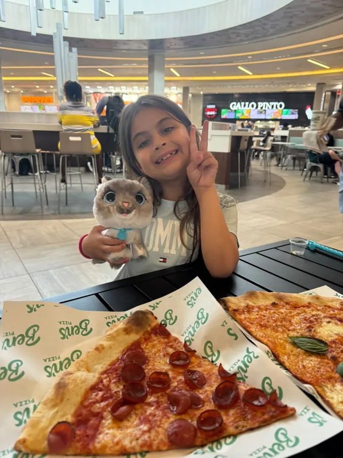 Pizza com a amiga de pelúcia 🍕