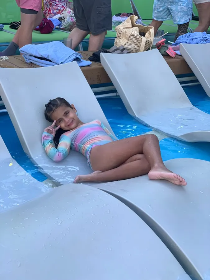 Relaxando na piscina